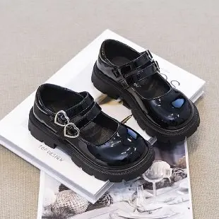 Sepatu kulit mikro untuk anak perempuan, sepatu kulit kecil tunggal pelajar Retro baru, sepatu gesper cinta sol tebal 2024 untuk anak perempuan