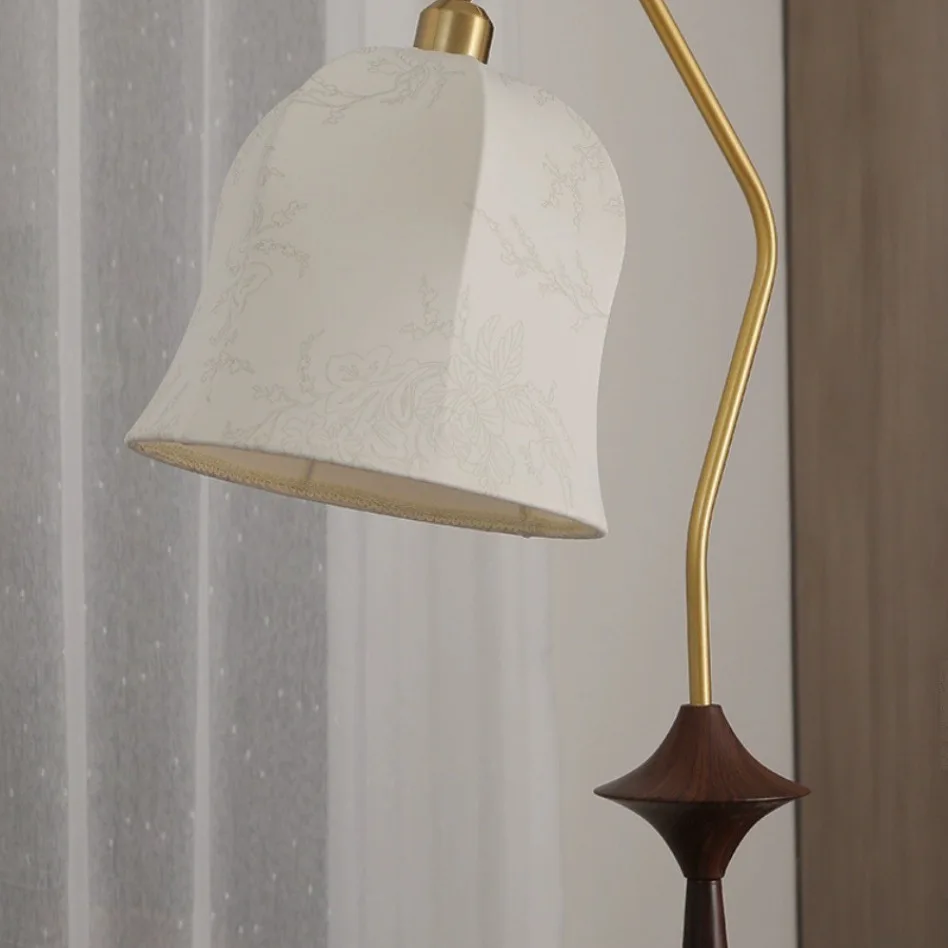 Divano da camera da letto con design caldo e stabile a cono accanto alla luce da pavimento con luce ambientale Wabi Sabi