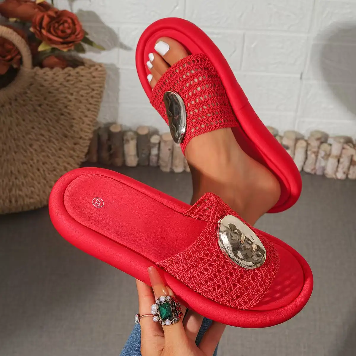 Neue Damen-Halbschuhe mit atmungsaktiver Zehenkappe, dicker Sohle, temperamentvoller Metallverzierung, vielseitige modische Strandpantoffeln