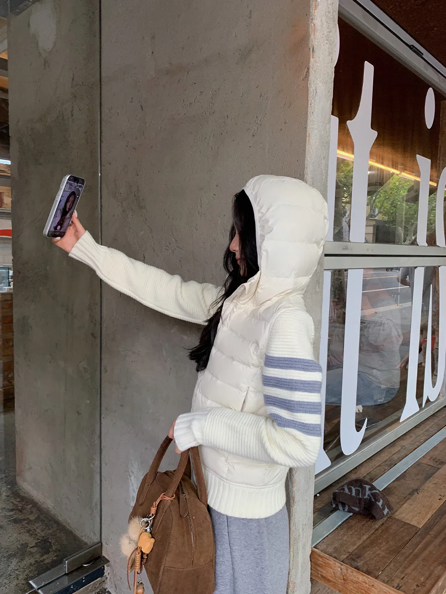 

Новая зимняя стеганая куртка MUKOK: белая, с пуховым наполнителем, вязаными вставками, приталенная, с капюшоном, стандартной тонкой ткани, укороченная