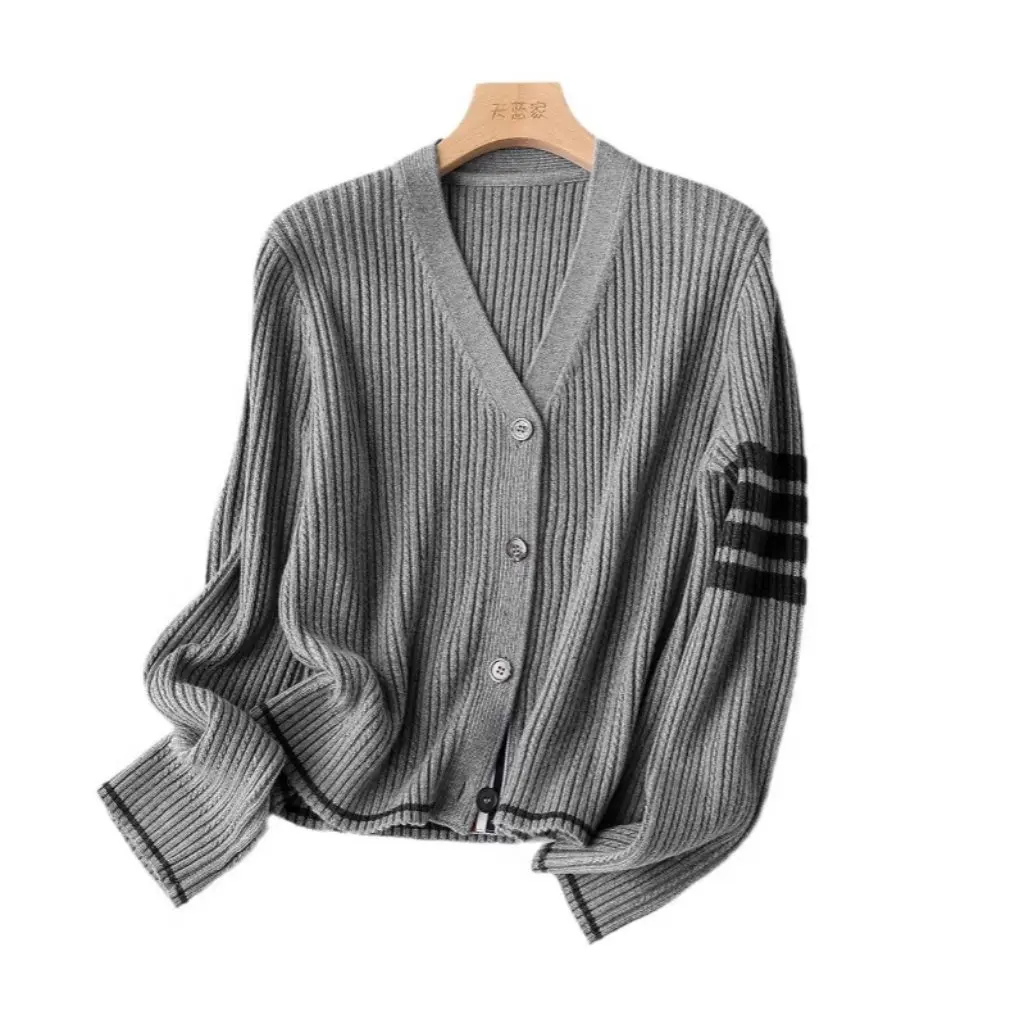 

Classic Slim-fit V-neck Knitted Cardigan Wool Vertical Pit Winter Fashion Department Store 9.3K Style F120617