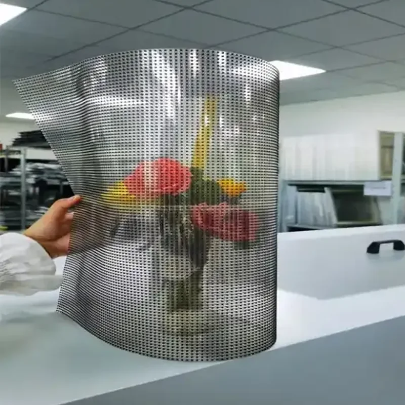 

Прозрачный светодиодный экран-пленка для помещений