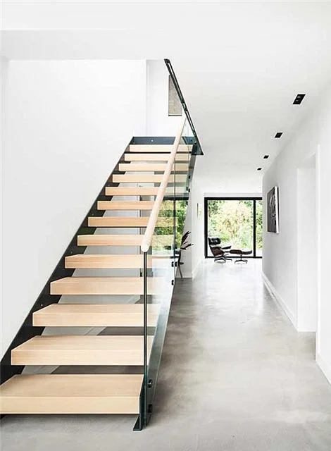 الدرج الحديث درابزين زجاجي مستقيم LED ضوء درابزين خشبي يعالج درج خشب البلوط الأحمر #5