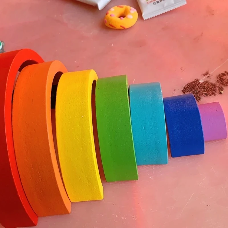Blocchi arcobaleno in legno: giocattolo da costruzione aperto. Sviluppo creativo ispirato al Montessori per bambini dai 3 anni in su