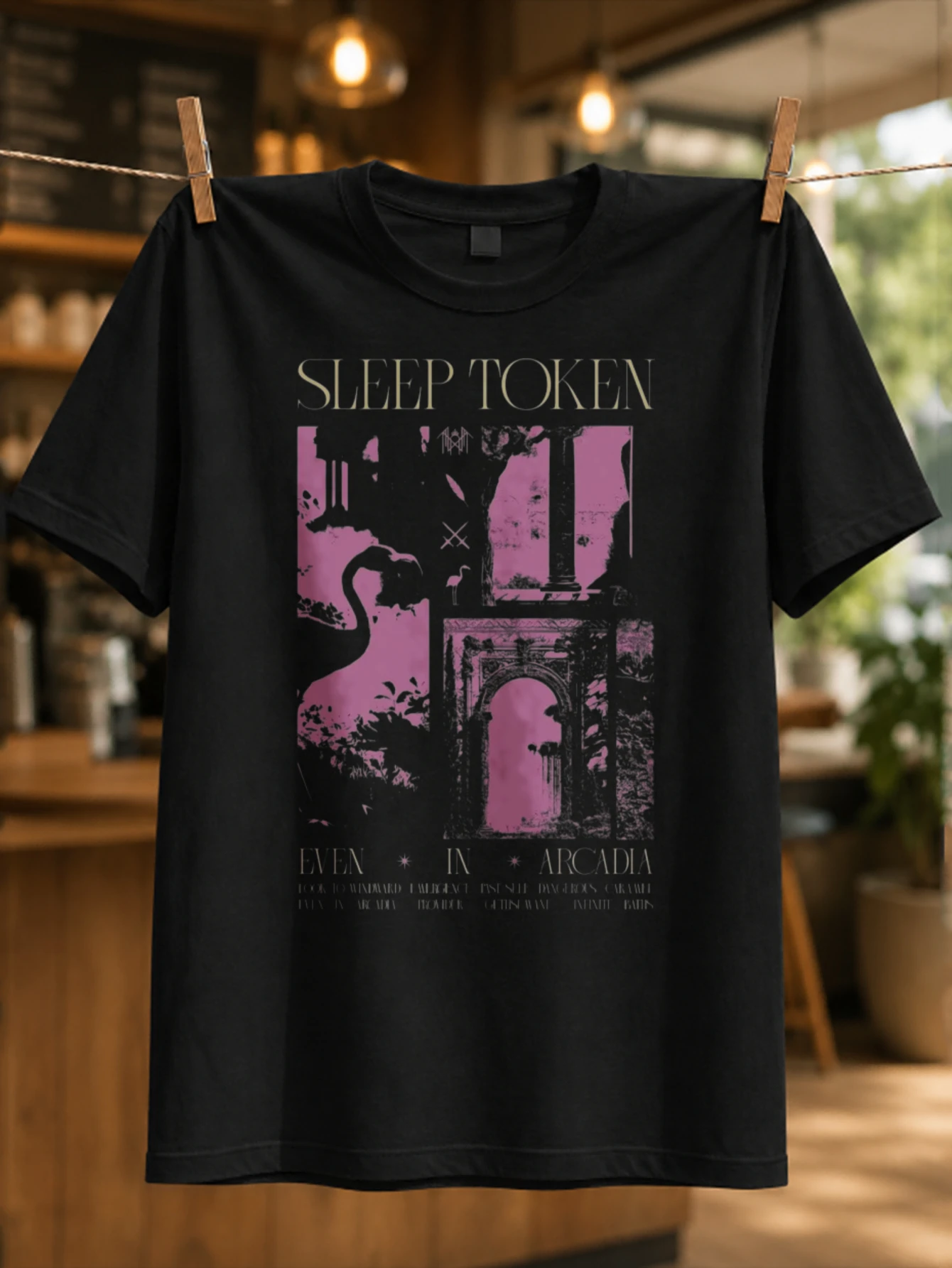 T-shirt unisexe Sp Token Even in Arcadia avec silhouette de flamant rose et typographie de collage vintage, style rêveur
