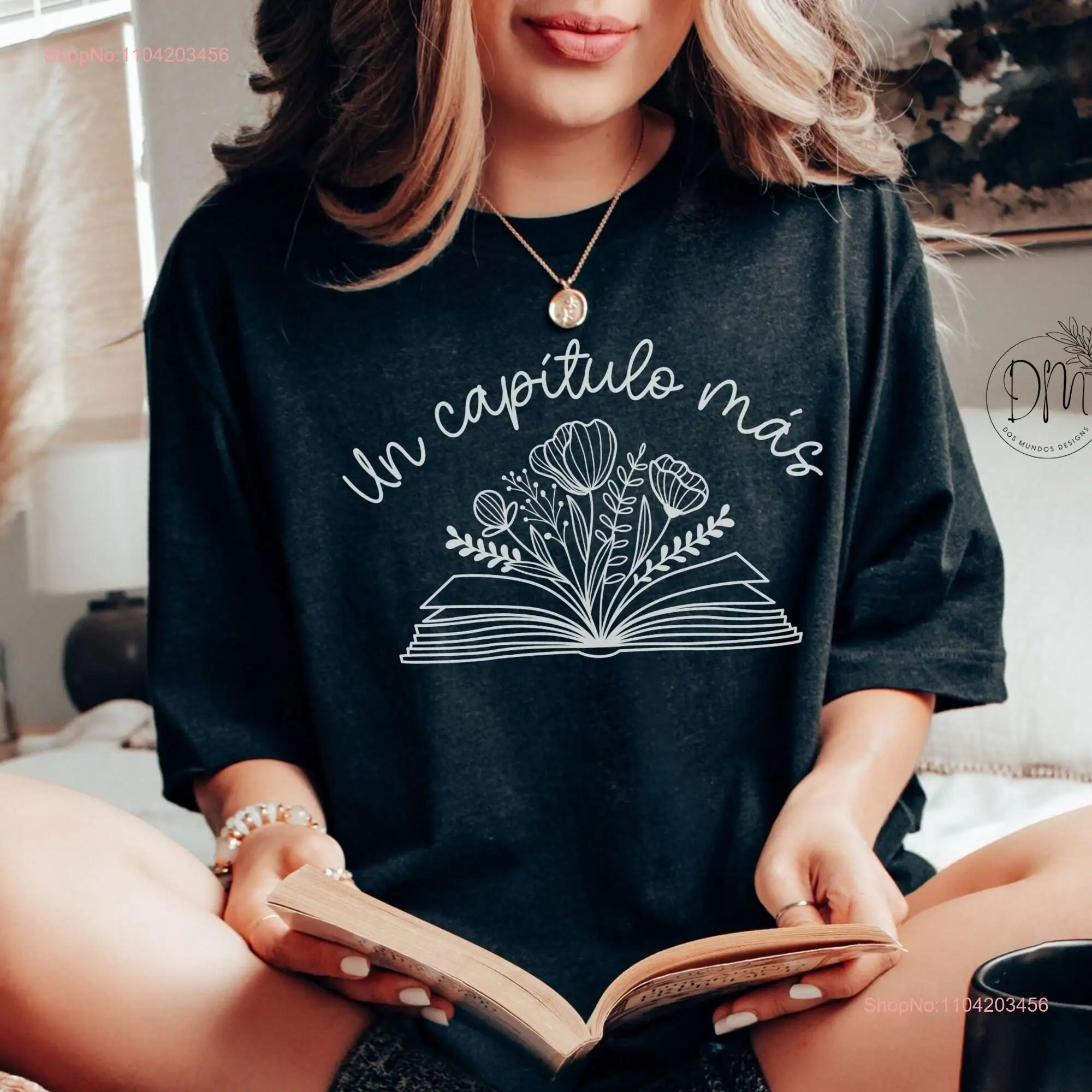 Maestra T Shirt Un Capítulo Más Latina Book Lover Bilingual Teacher Bibliotecaria Spanish for Bookwo