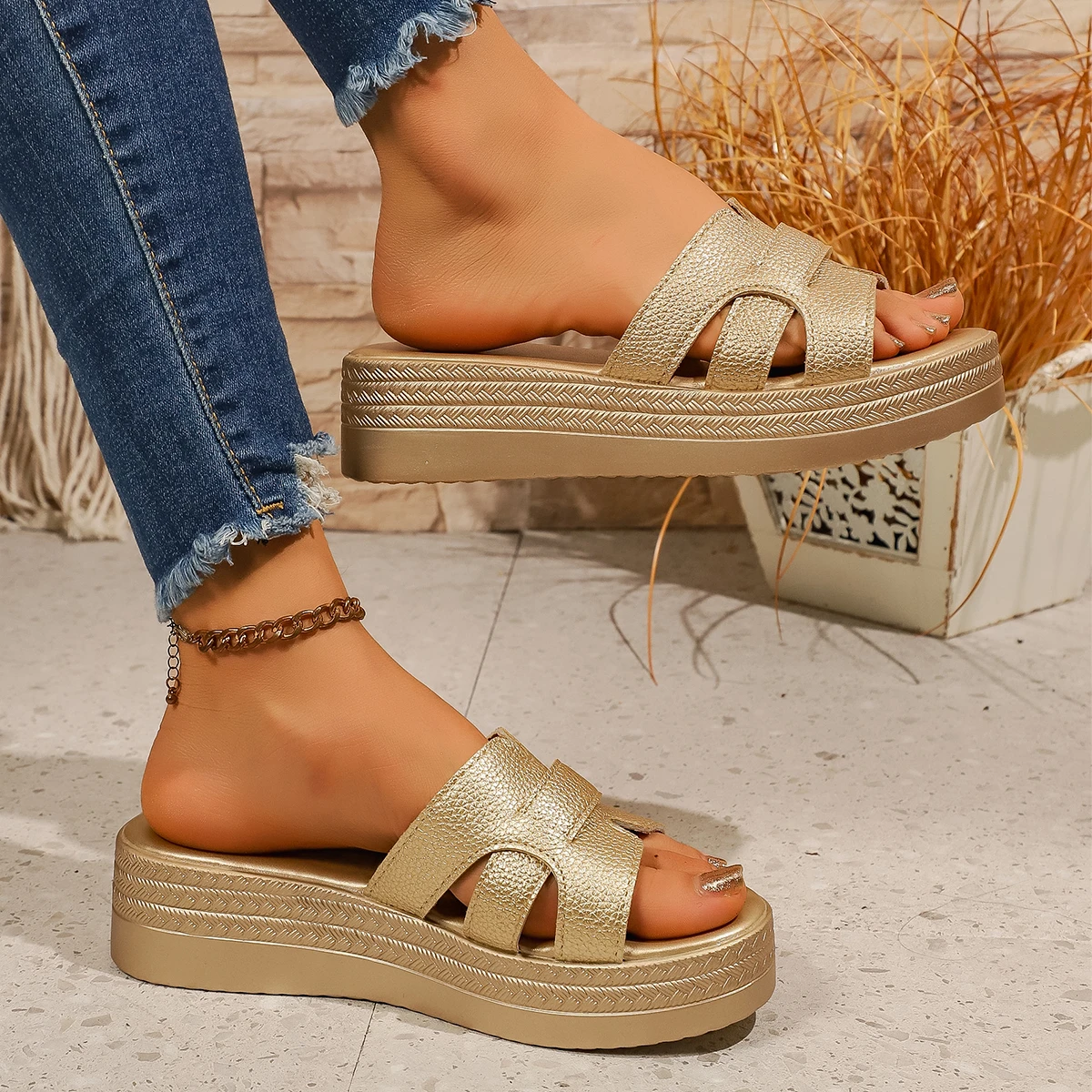 

Роскошные летние женские сандалии 2024, брендовая дизайнерская обувь, уличные трендовые тапочки на танкетке, пляжные сандалии, женские шлепанцы большого размера