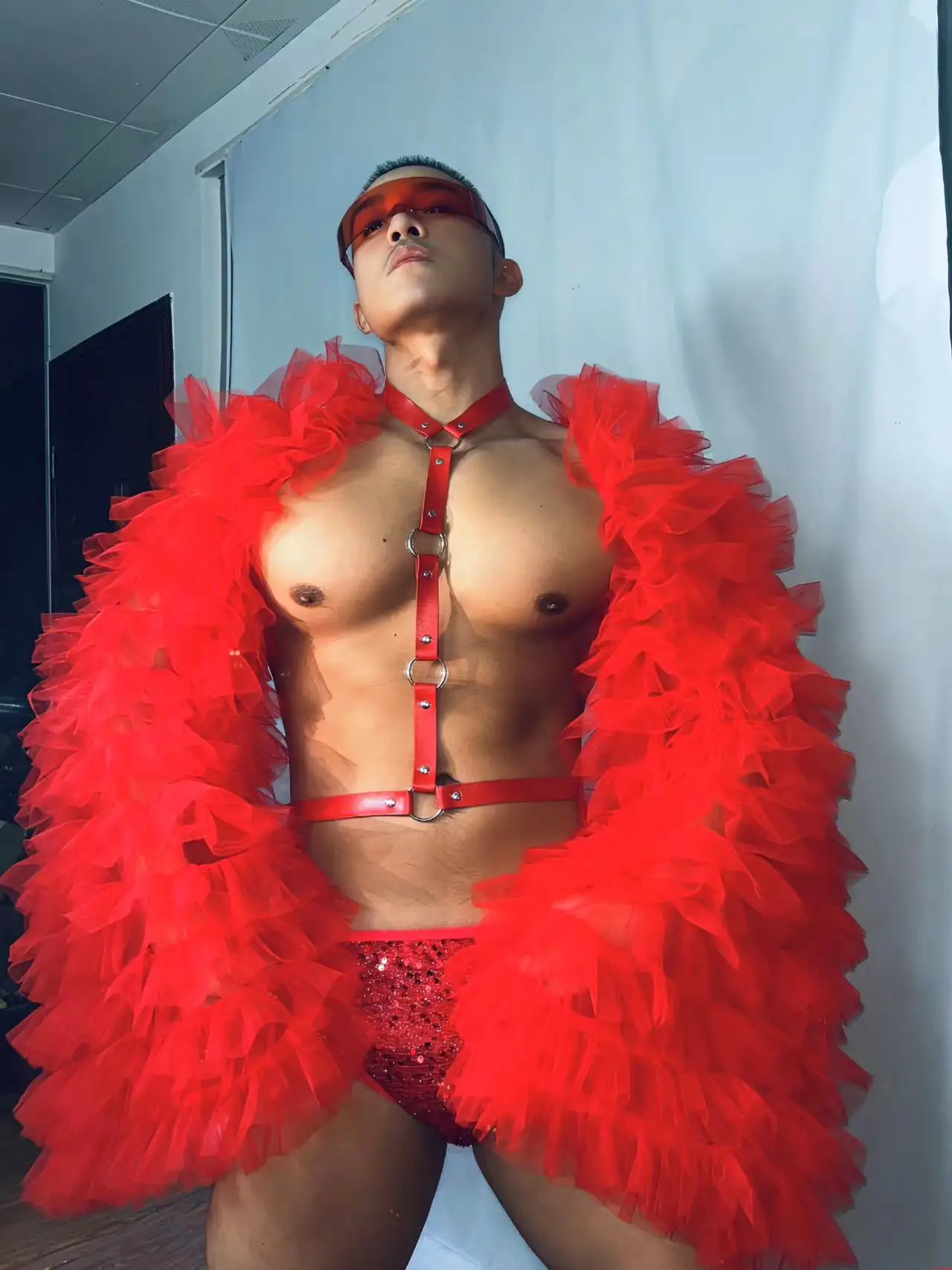 Kurtka z puszystymi rękawami męska odzież sceniczna seksowna kostium taneczny z czerwonymi pasy na klatkę piersiową cekinami spodenki do klubu nocnego Gogo db7988