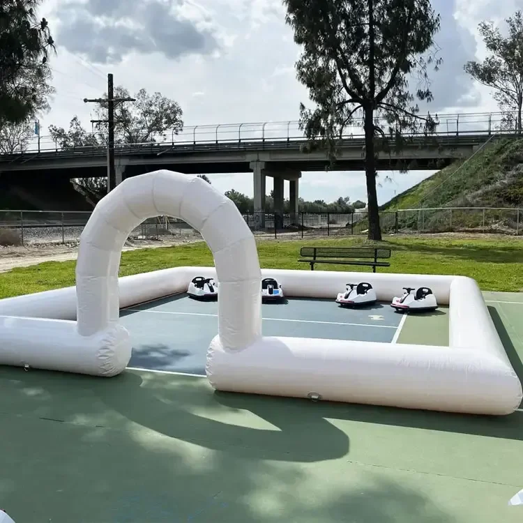 Arena inflável linda do carro do pára-choque do PVC branco e preto para festas infantis e eventos públicos