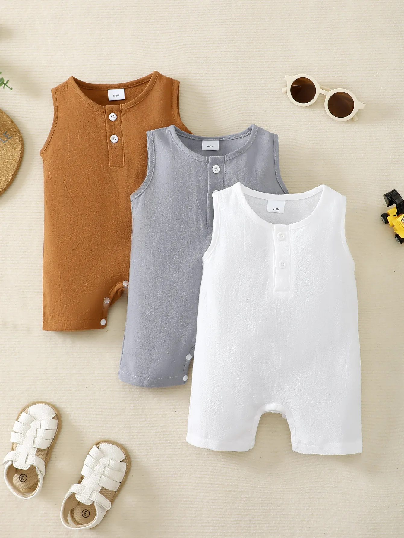 

Комплект из трех предметов для мальчика: безрукавка, шорты из жатого хлопка, комбинезон-шорты