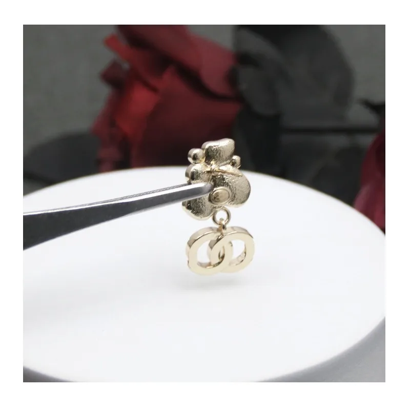 

Новые универсальные серьги: легкая роскошь, премиальный стиль, двойной английский алфавит, элегантность, универсальность, для женщин