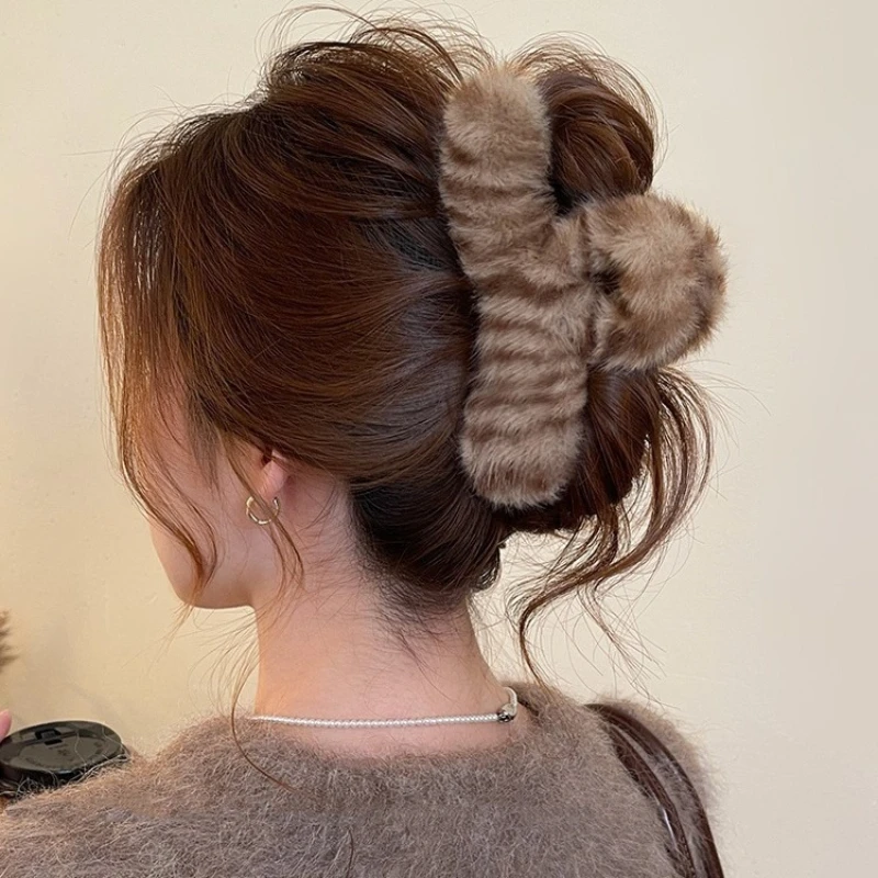 Winter Autumn Fluffy Leopard Print Hair Claw Clip Women  Furry Faux Fur Leopard Shark Clip Hair Accessories Plush Grab Clip