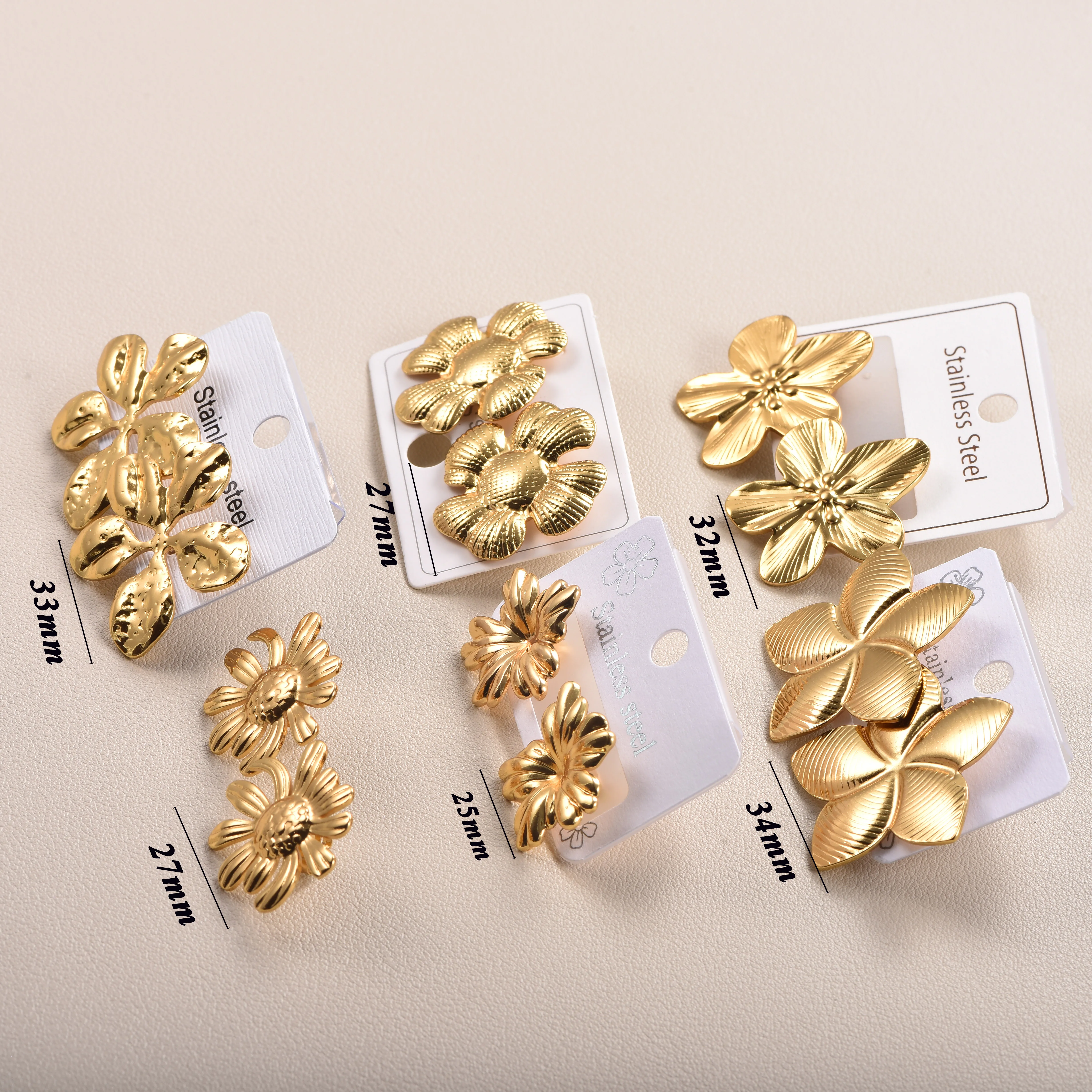 Vintage 18K vergoldete Ohrstecker mit verschiedenen floralen Motiven für den täglichen Gebrauch – Detail 1
