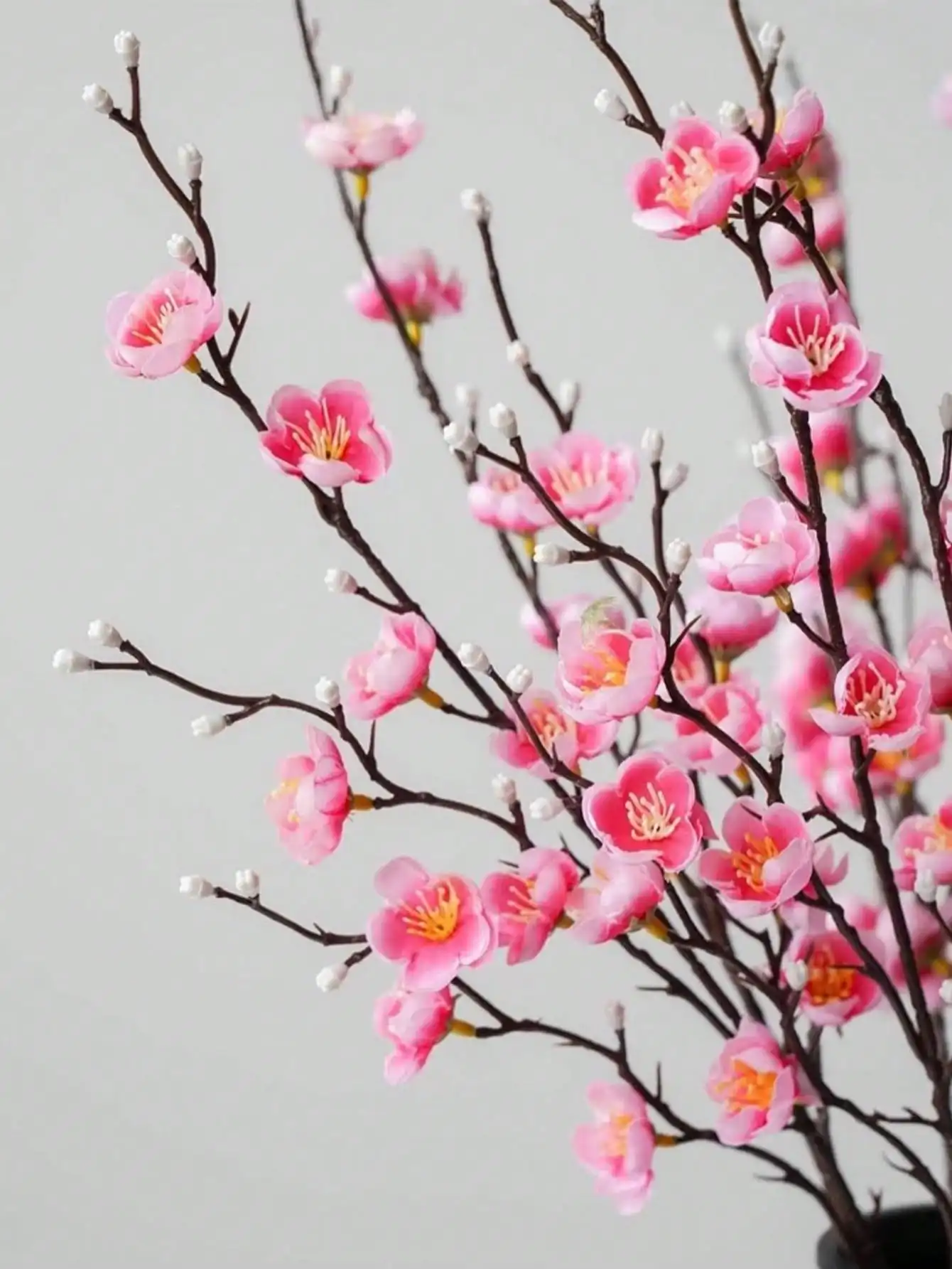 Künstliche Blumen, weiße Pflaumenblüte, 21,7 Zoll, gefälschte Kunststoffblume mit langem Stiel, für Zuhause, Hotel, Hochzeit, Party, Garten, Dekoration, Geschenke, Geburtstag – Detail 4