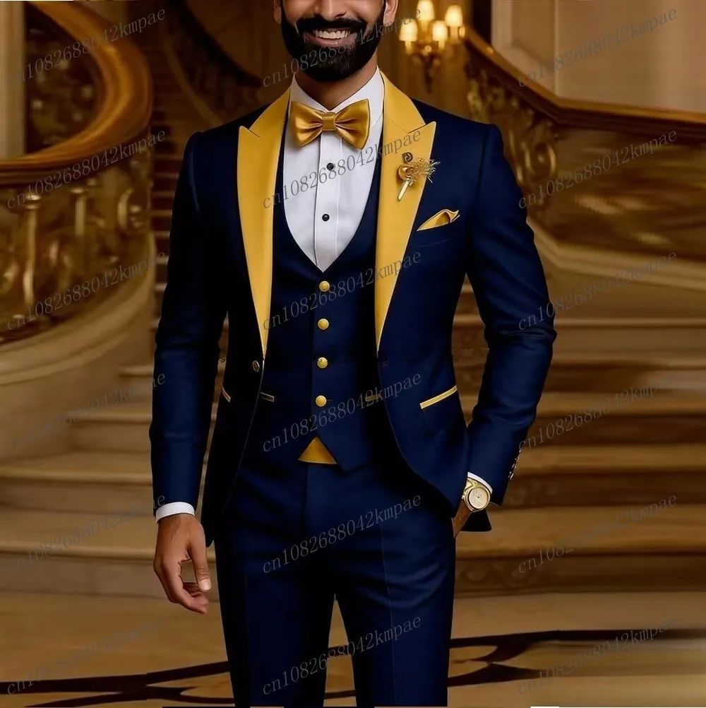 

Мужской костюм-тройка золотистого цвета с темно-синим воротником: пиджак, жилет, брюки. Для жениха, шафера, на свадьбу, выпускной, деловой встречи, вечеринку.