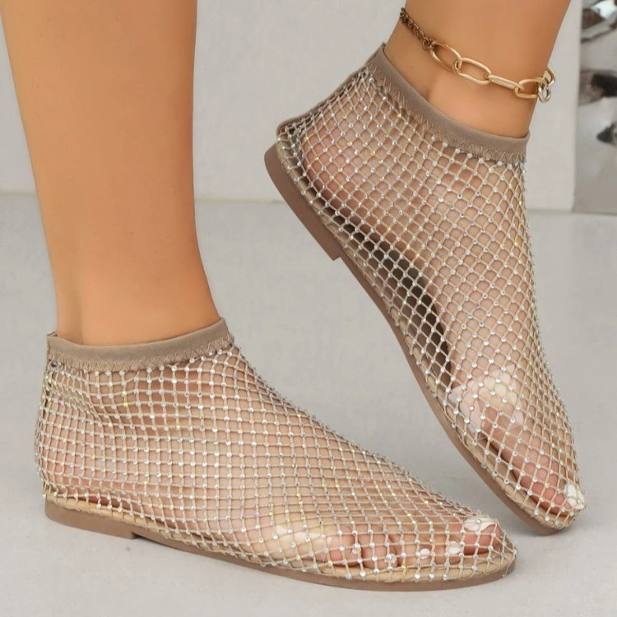 Sandalias de suela plana con punta redonda para mujer, botas cortas huecas con diamantes de agua, zapatillas de banquete de moda, Sexy, talla grande, Verano