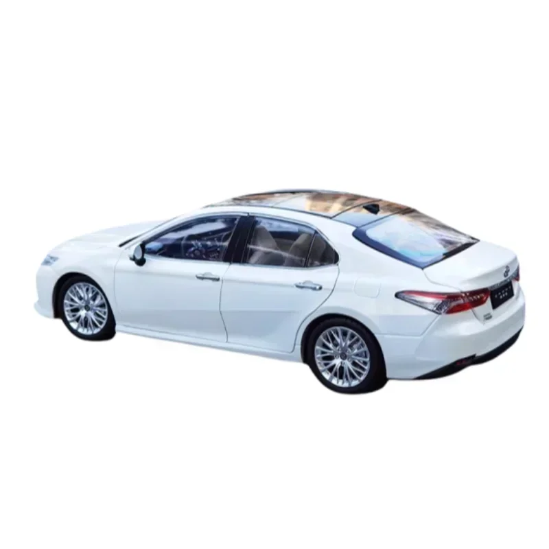 1:18 Toyota\'s new eighth generation Camry diecast alloy model, children\'s collection of decorative toys, holiday gifts for boys.