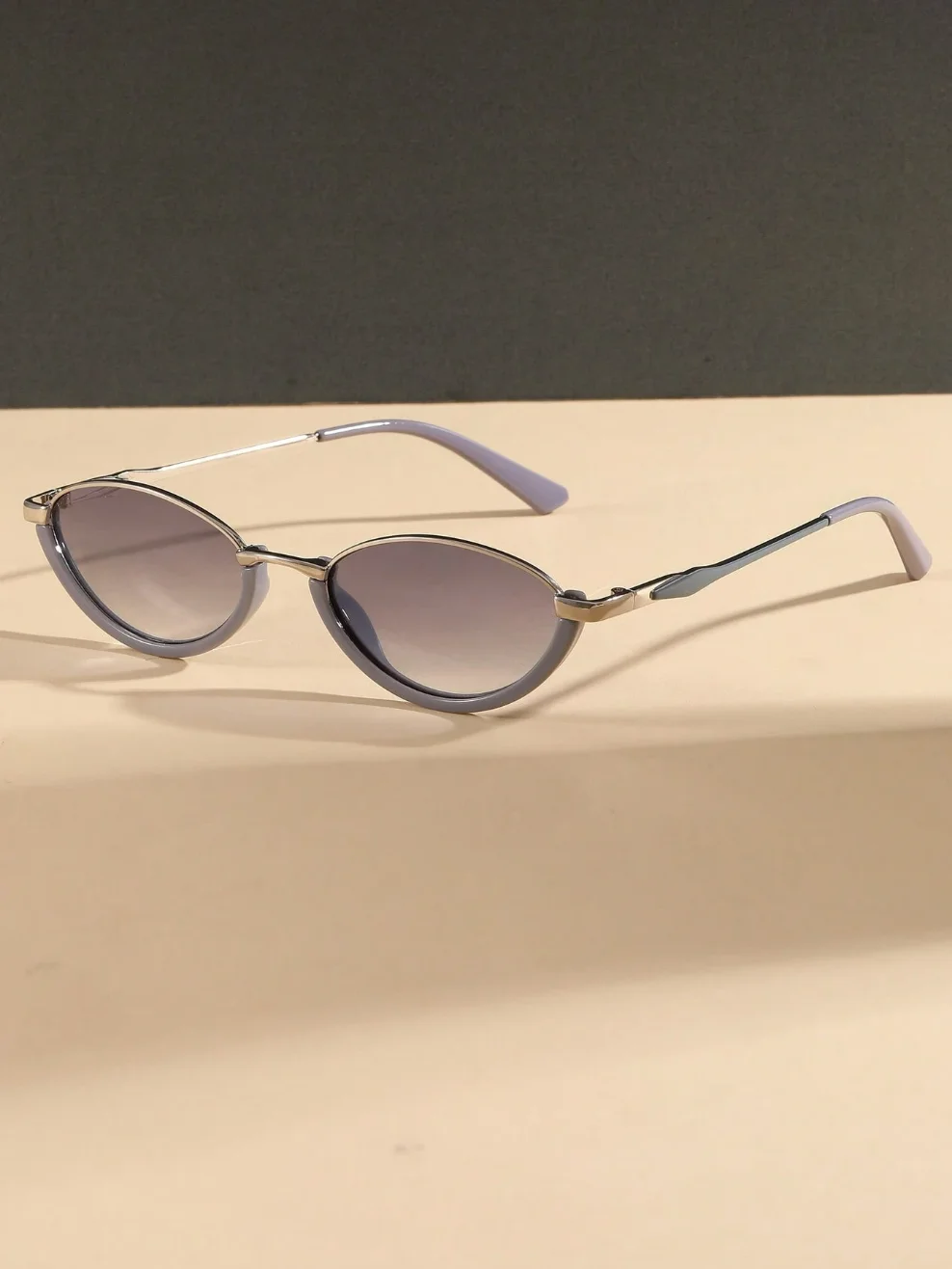Une paire de lunettes métalliq - Street Fashion Runway avis et prix