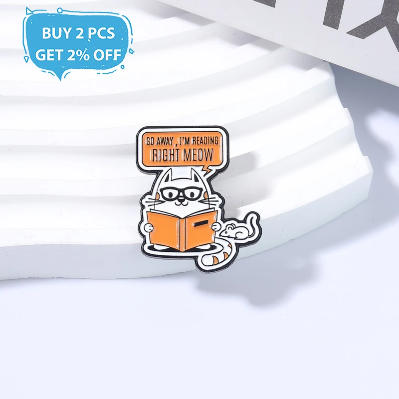 Cute Reading Cat Enamel Pins I'M READING RIGHT MEOW Brooches Fashion Lapel Badge Backpack Clothes Jewelry Gift for Friends