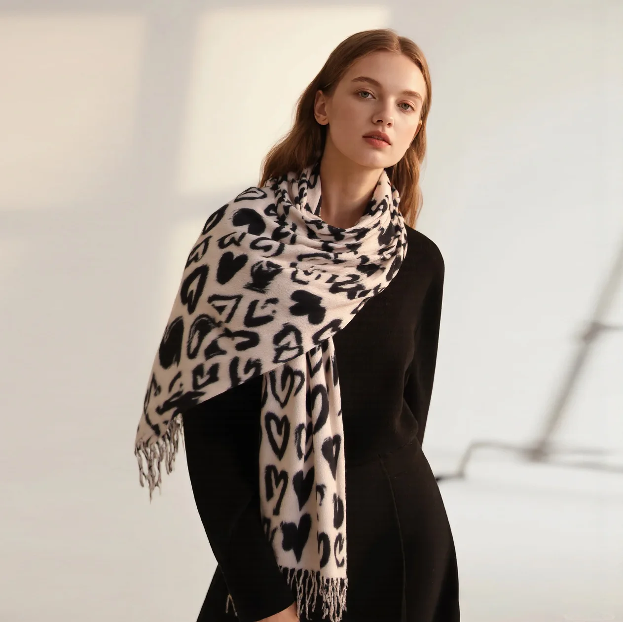 Bufanda acrílica en forma de corazón para mujer con textura tipo cachemira, elegante y versátil para otoño/invierno, también se puede usar como chal.