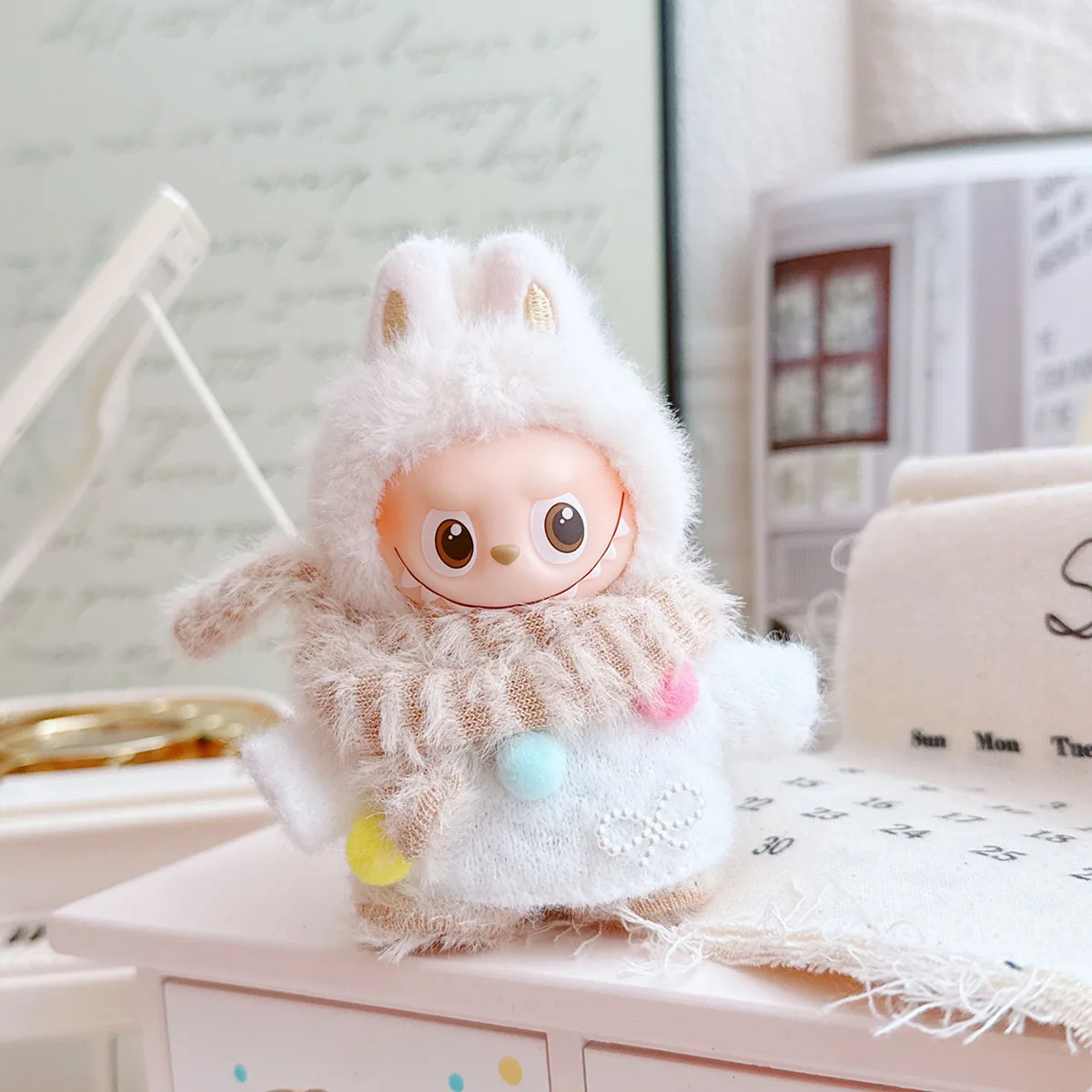 【Senza bambola】Mini vestiti per bambole di peluche per Labubu 4.0 Maglione Pantaloni color caffè Sciarpa Accessori per abiti Abbigliamento per bambole