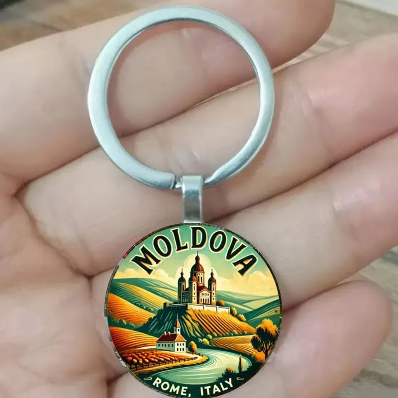 El llavero con temática de la religión rural de Moldavia es un regalo ideal para los entusiastas de la cultura y la religión de Europa del Este.