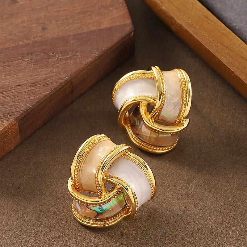 

Elegant small fragrance natural abalone shell geometric triangle earrings light luxury temperament high-end commuting earrings
