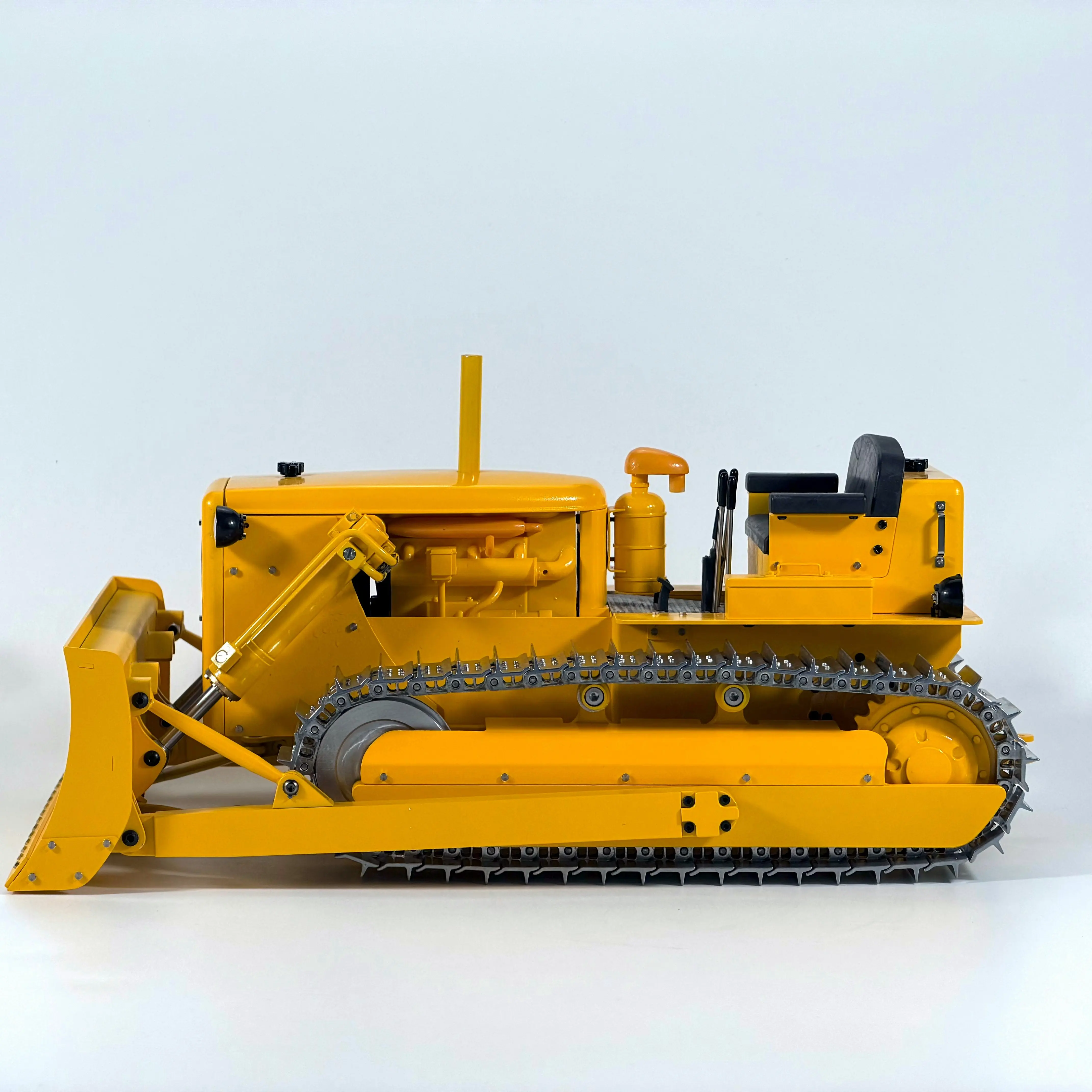 1/14 RC Bulldozer D7 RTR Version Metal RC Hydraulic Dozer Sound Light System Simulate Smoke Remote Control Bulldozer Toy Model