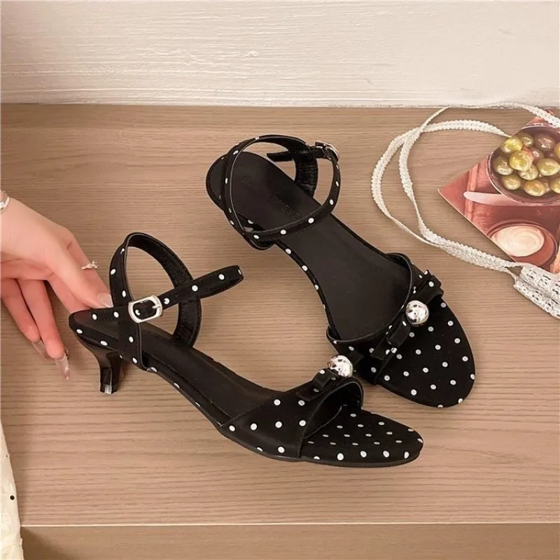 Sandalias de tacón bajo con estampado de lunares para mujer, con correa en el tobillo, hebilla, decoración metálica, punta abierta, zapatos de vestir para fiesta de verano