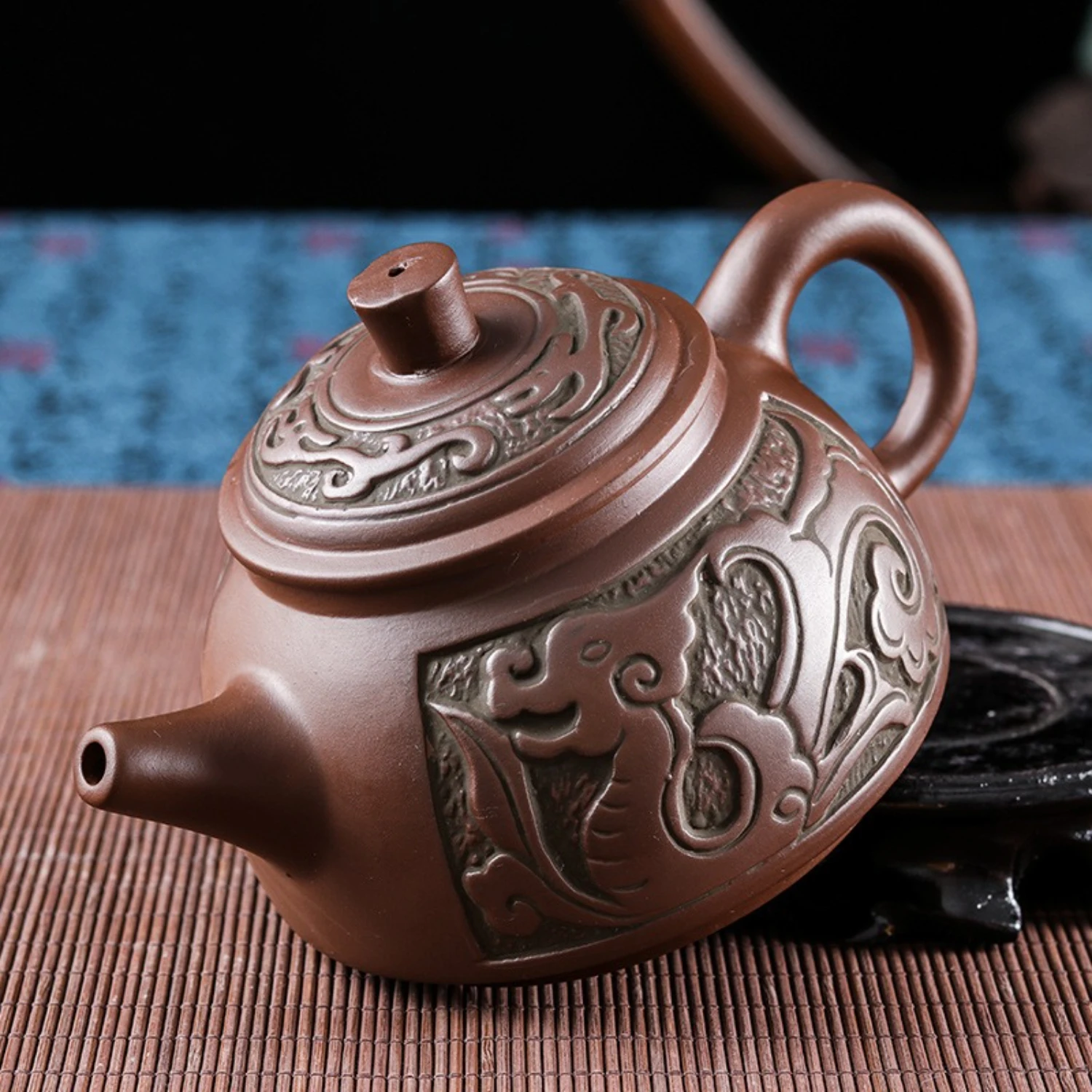 Elevate your living space with this exquisite Yixing tea pot, featuring a stunning antique bronze dragon and phoenix design. Per