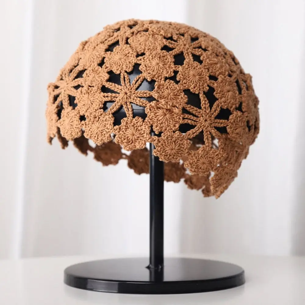 女性の通気性のあるくり抜かれたニット帽、カジュアルなベレー帽、Skulliesキャップ、夏のファッション、花