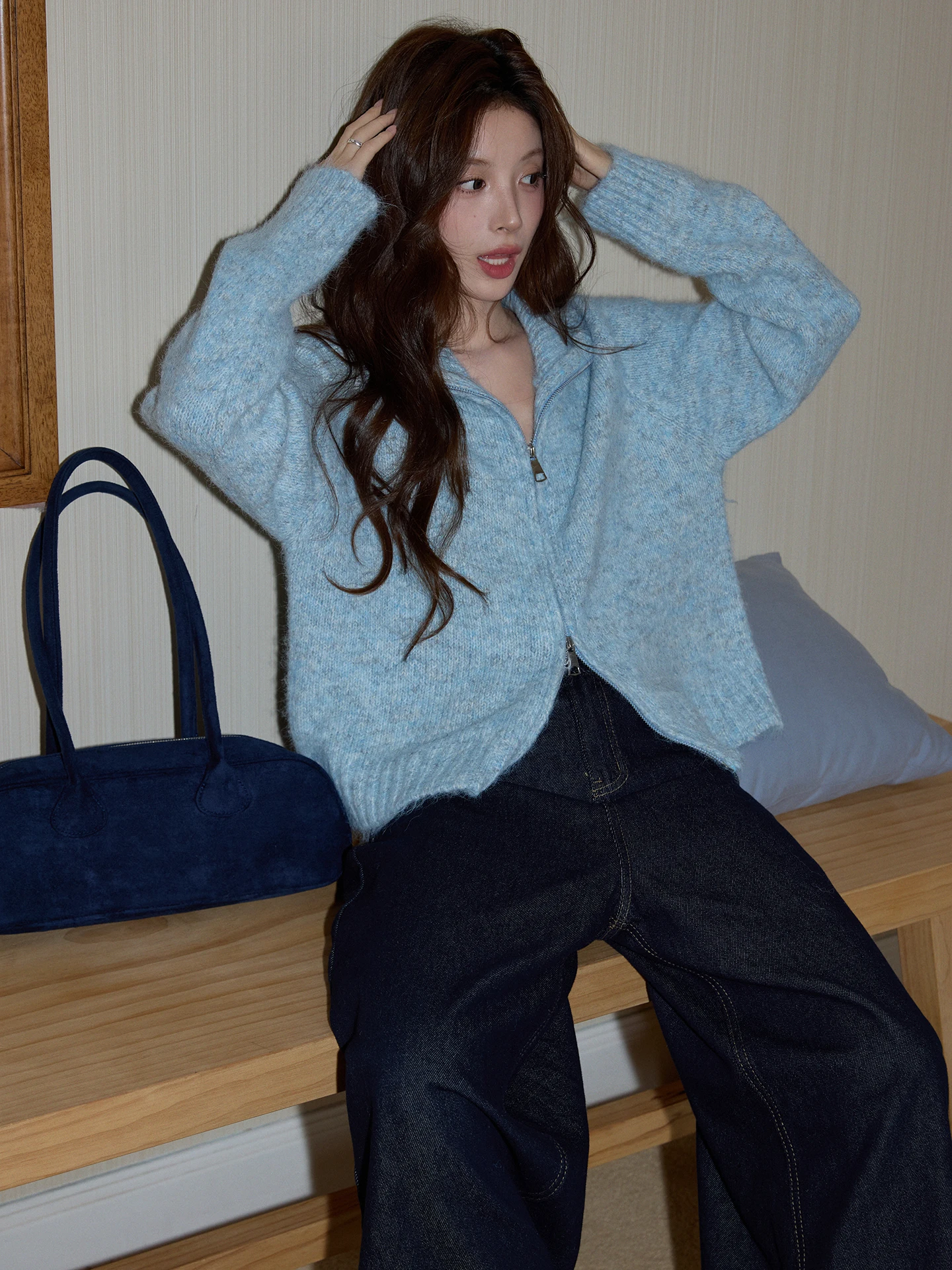 

Синий вязаный свитер с двойной молнией для женщин, зимняя трикотажная верхняя одежда, мягкий и уютный, с отложным воротником, открытая вязка...