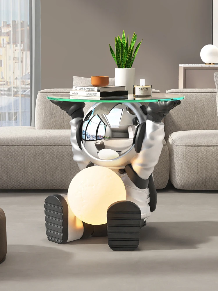 ديكور المنزل تمثال رائد الفضاء طاولة جانبية أرضية نعمة الحلي الإبداعية طاولات القهوة المستديرة الشمال نمط غرفة نوم طاولات السرير