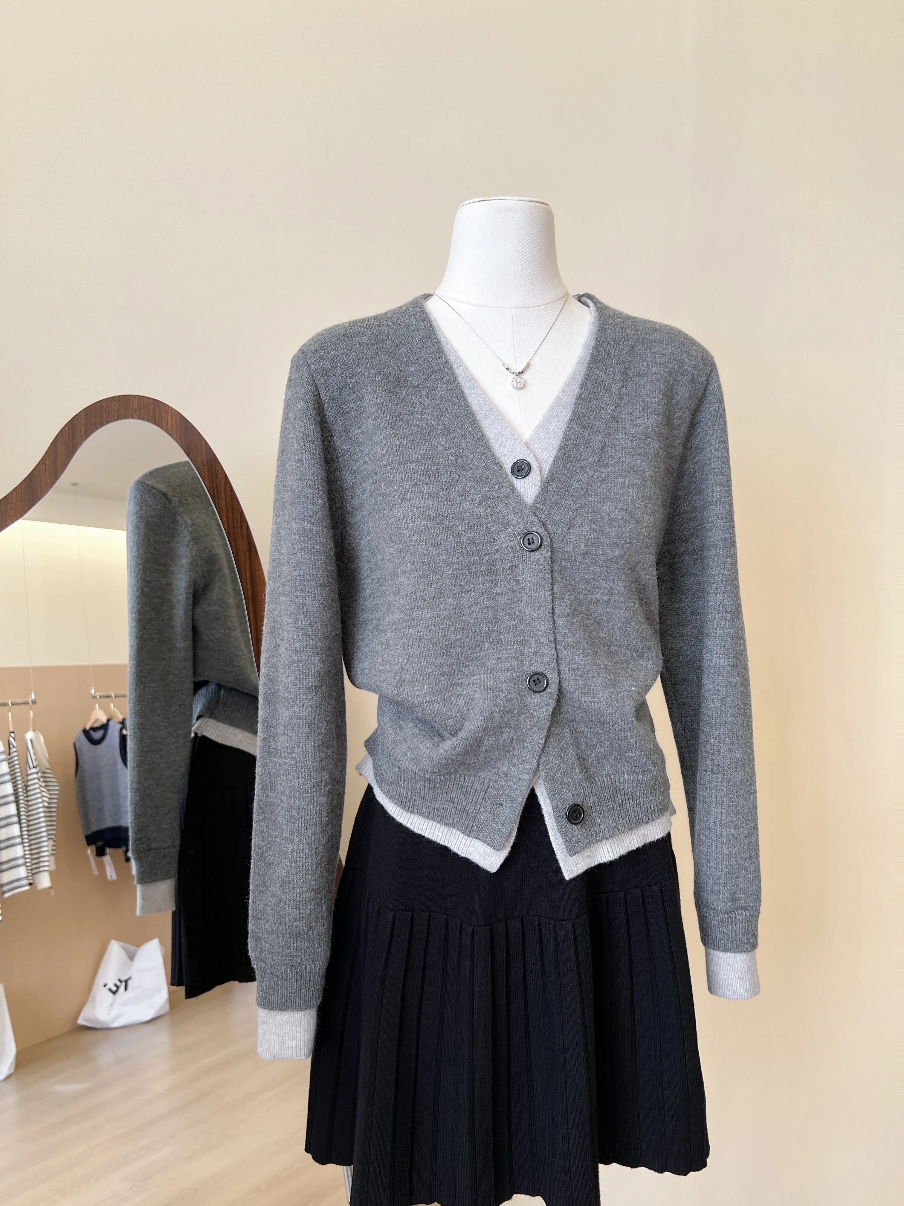 Coffee Colored V-Neck Fake Two Piece Knitted Cardigan Women'S Autumn 2025 New Lazy Style Long Sleeved Sweater Jacket Short Top