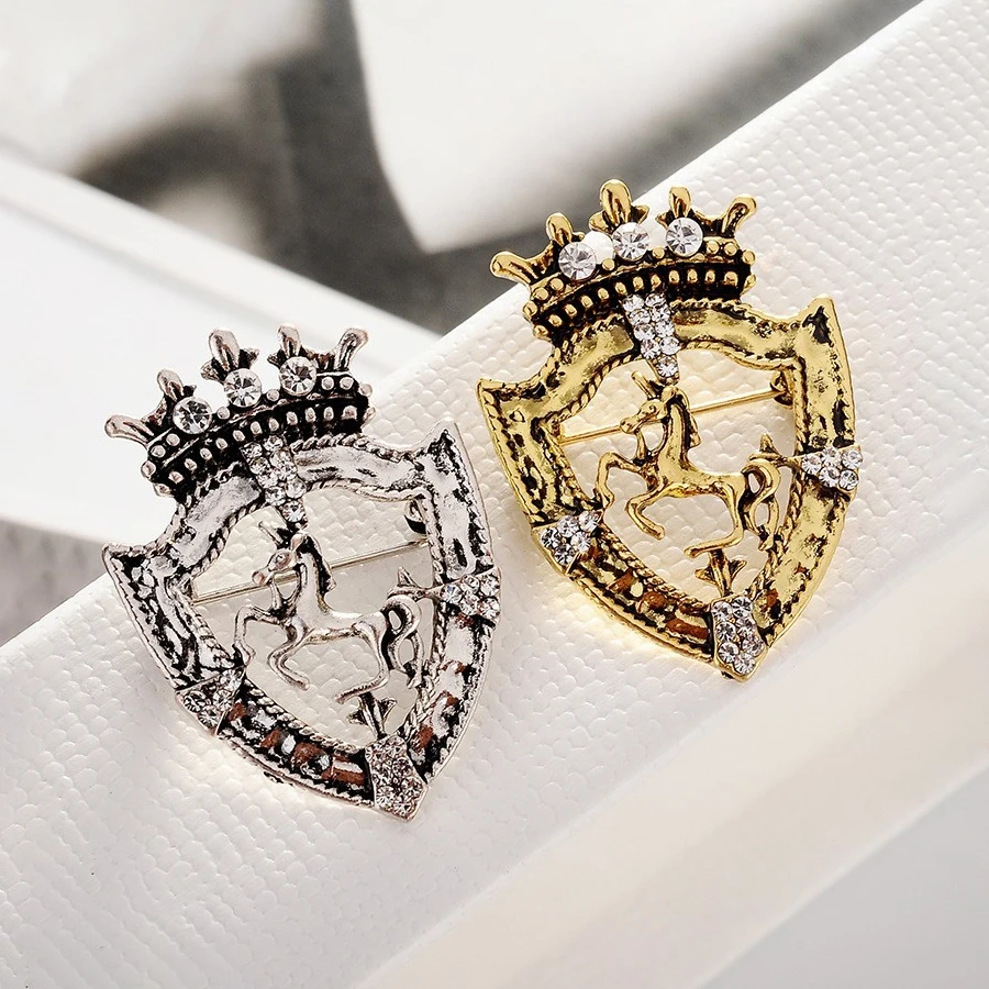 بروش درع التاج الأنيق الملكي درع القفز الحصان تصميم كريستال الزخرفية سبيكة شارة مجوهرات ل بروش الملابس النسائية