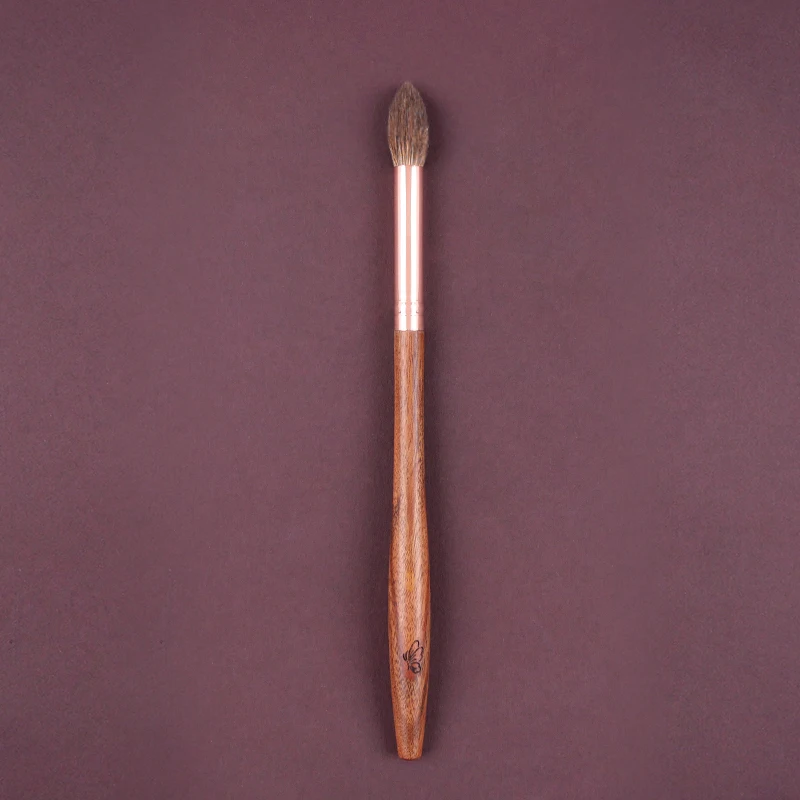 

High-end animal hair makeup brush; eye brush; flame-shaped; delicate touch; natural solid wood handle.