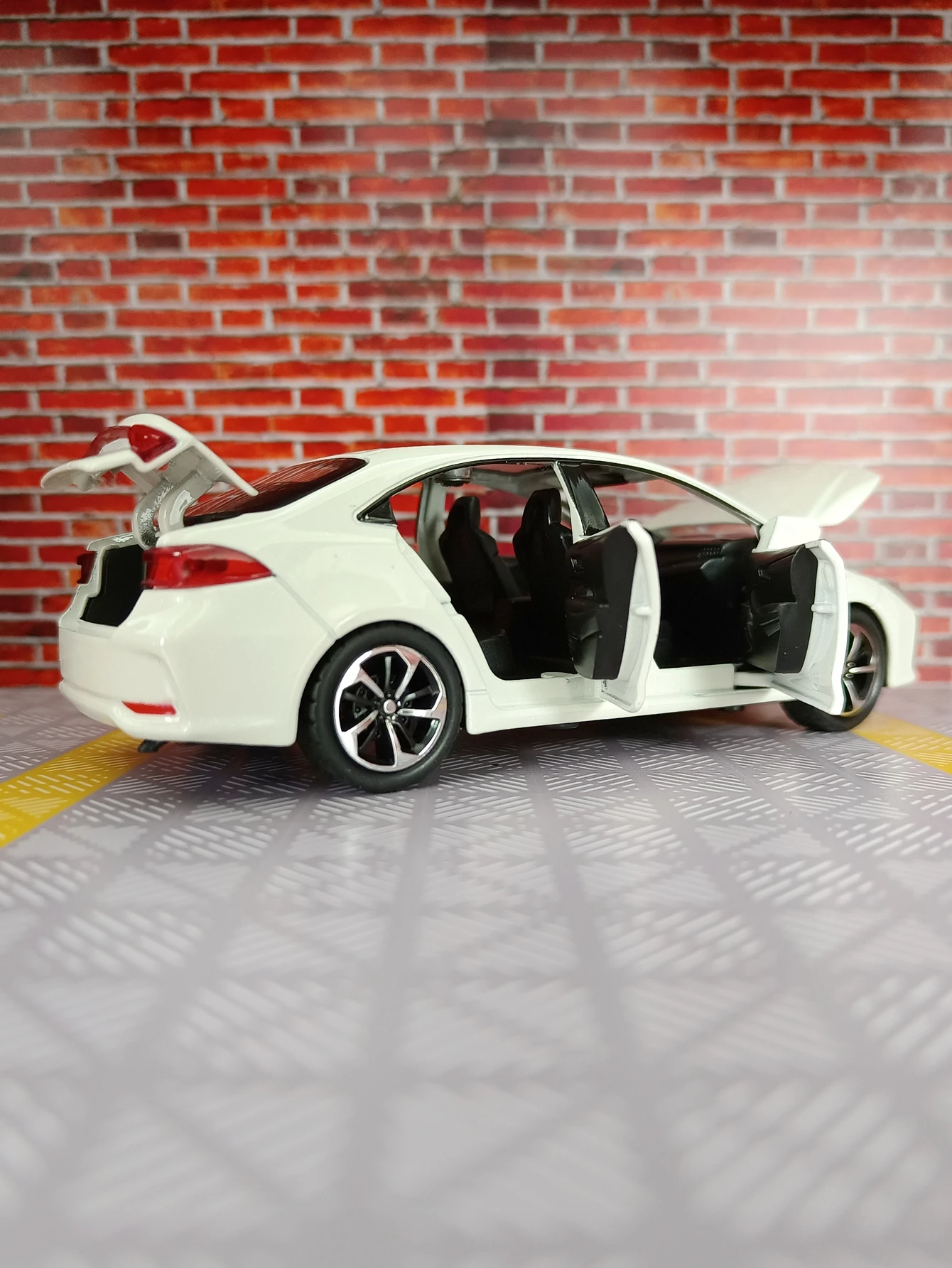 Simulación 1:32, adorno de modelo de coche de aleación Toyota Corolla, puertas y capó de motor, el maletero se puede abrir, regalo de sedán