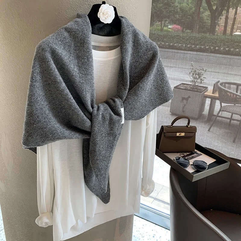 

100% Pure Wool Triangular Scarf Ankela Red Neck Protection Warmth Large Shawls Woman Luxury Designer Scarf Coat Shirt Decoration