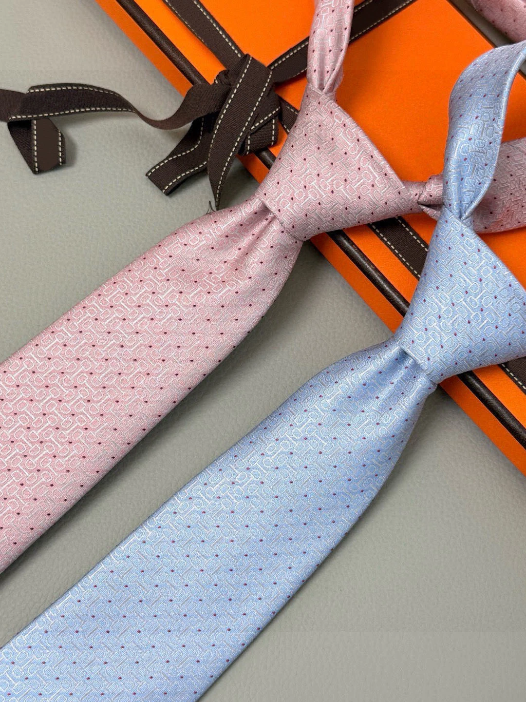 cravate-en-soie-pour-homme-faite-a-la-main-avec-motif-de-luxe-coupe-simple-accessoire-de-mode-pour-diverses-occasions-design-elegant