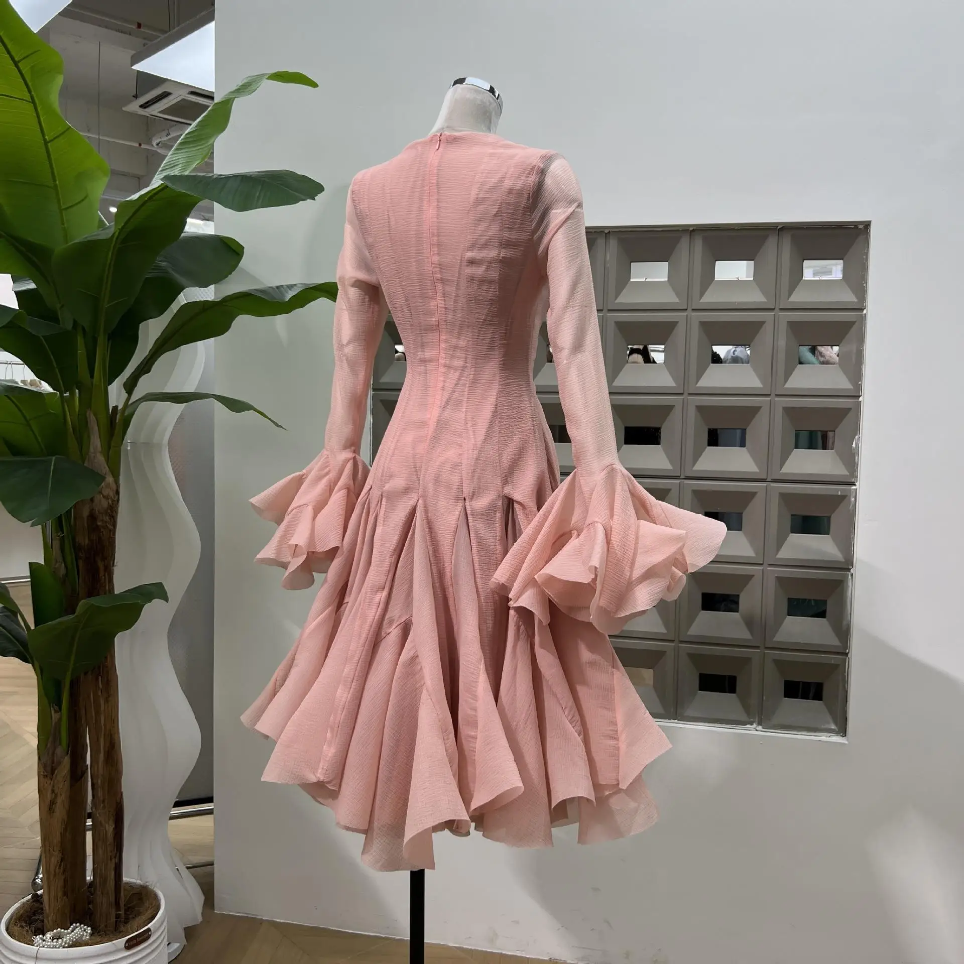   Long Sve Dr avec plaine de boutons étendues, garniture de pétales géométriques, ajustement et évasé, fibre d'acétate en t-shirt douce