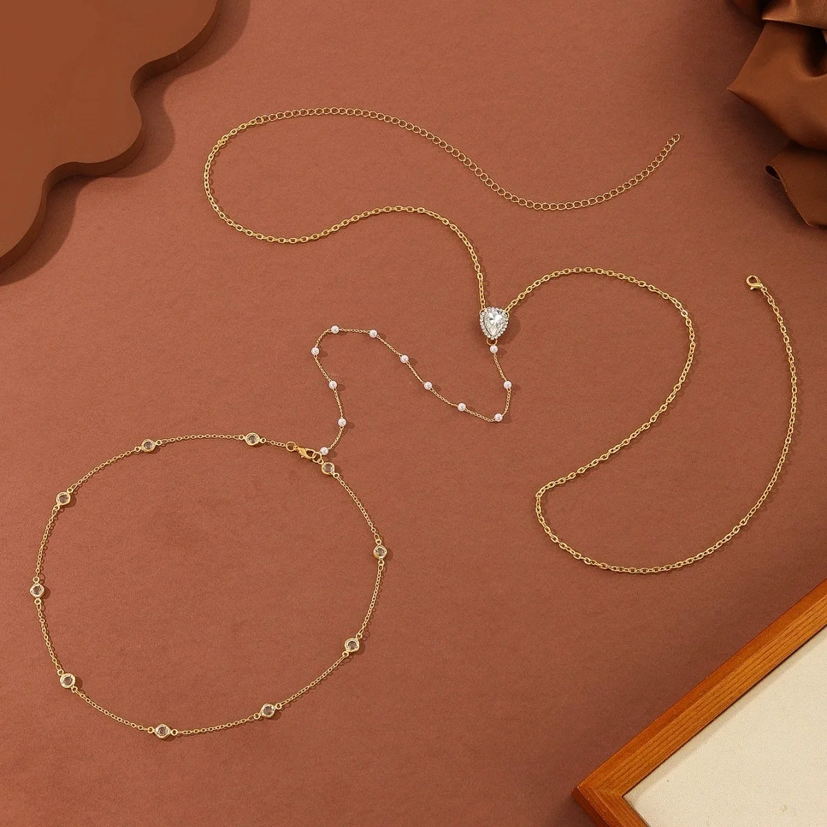 Elegante einlagige Halskette mit Imitationsperlen und Strass-Tropfenanhänger, Taillenkette für Damen, schlichter Tropfen-Sommerschmuck für den Körper – Detail 13