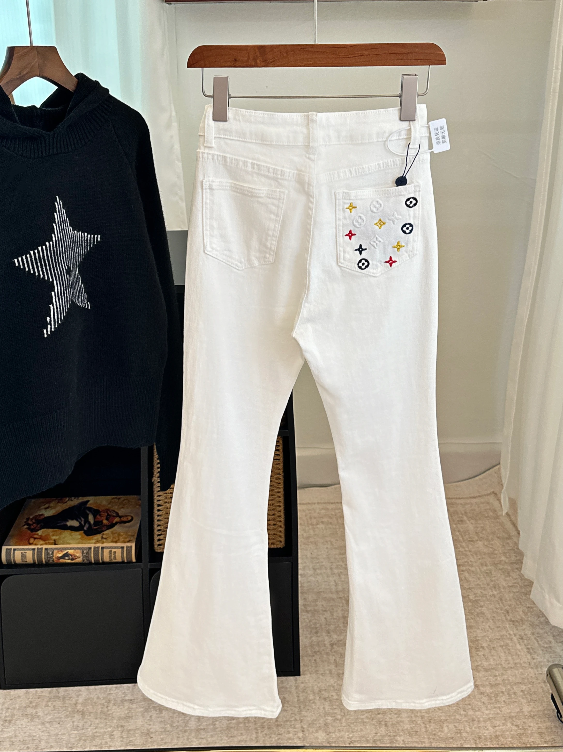 

Женские джинсы с высокой талией, расклешенные, свободного кроя, с вышивкой, белые, из денима, в корейском стиле, для осеннего сезона, с высокой эластичностью