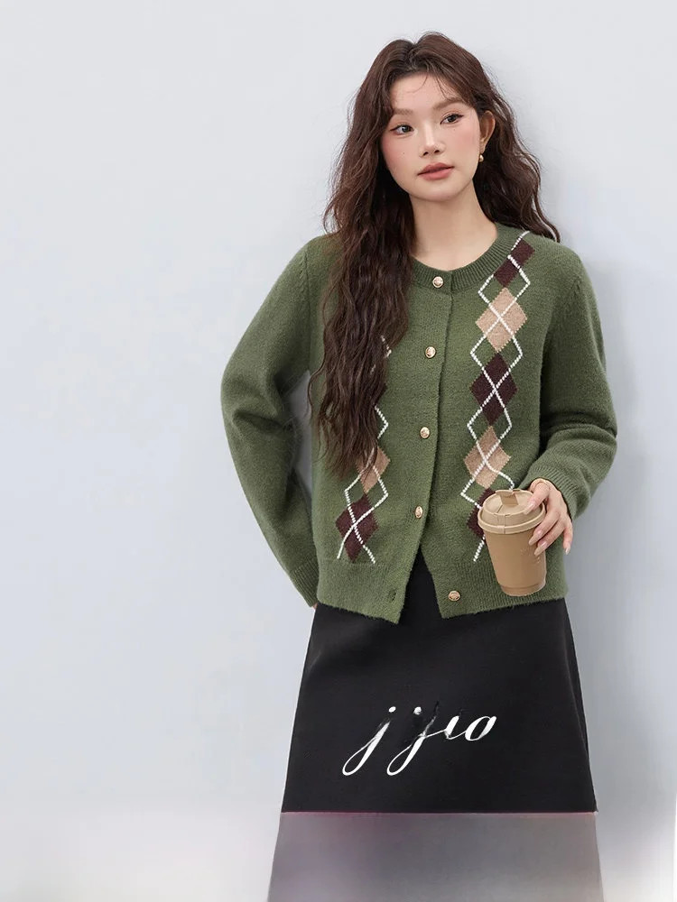 

Комплект зимней вязаной одежды больших размеров: женский длинный свитер с круглым вырезом и юбка А-силуэта с высокой талией, эффект стройности, повседневный стиль для работы и отдыха