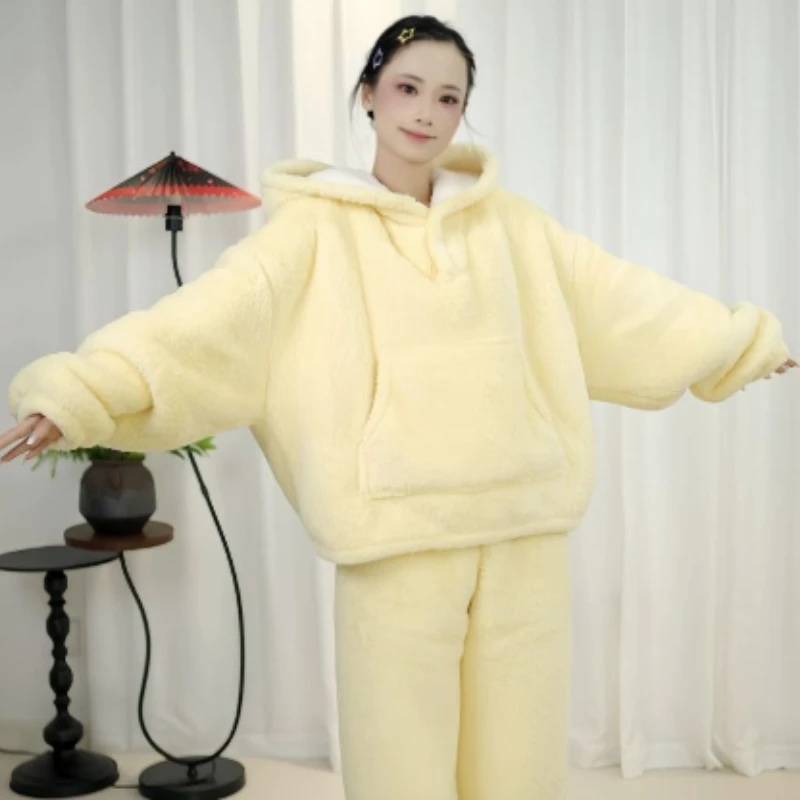 

2026 красивая возрастная милая стильная флисовая утолщенная теплая одежда большого размера с капюшоном, новая зимняя супер толстая бежевая плюшевая одежда