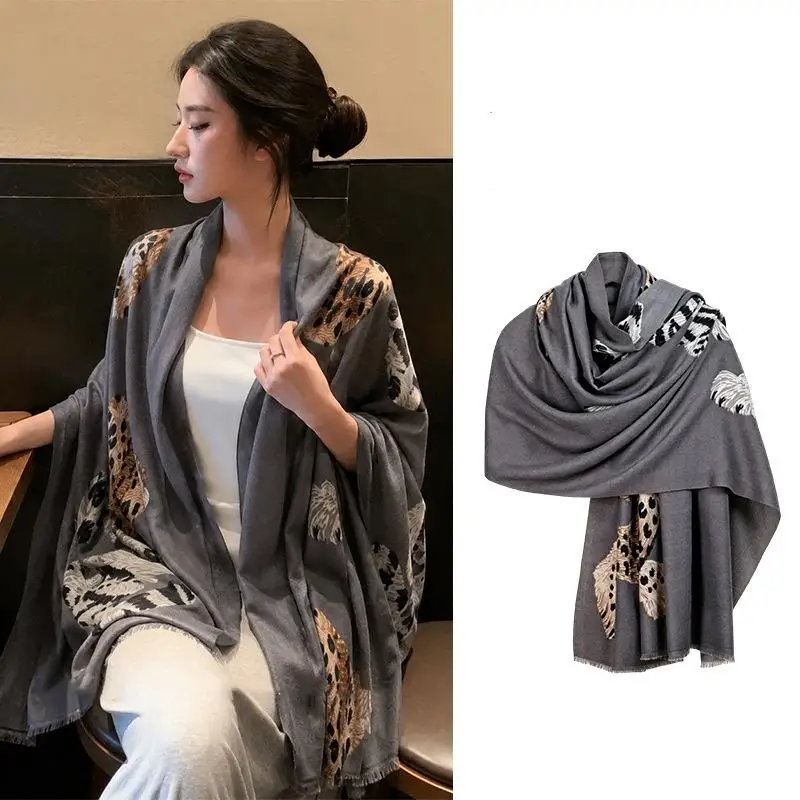Flauschiger, warmer Schal für Damen, modisches Design mit Tiger- und Leopardenmuster, farbecht, ideal als Alltagsaccessoire oder als Geschenk zum Valentinstag für Mädchen. – Detail 7