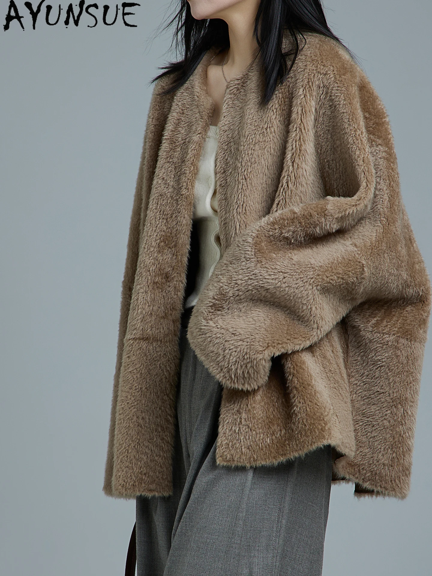 เสื้อแจ็คเก็ตหนังแท้ AYUNSUE สำหรับผู้หญิง เสื้อโค้ทขนแกะเมอริโน ขนสัตว์แท้ธรรมชาติ เสื้อโค้ทขนสัตว์อุ่นๆ สำหรับฤดูหนาว ผู้หญิง 2025