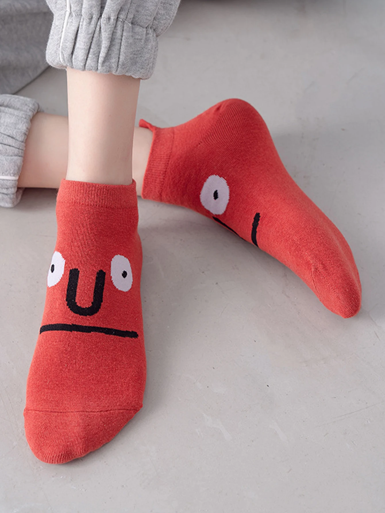 5 أزواج من الجوارب النسائية ذات الشخصية المضحكة التي يتم تحميلها بشكل عشوائي