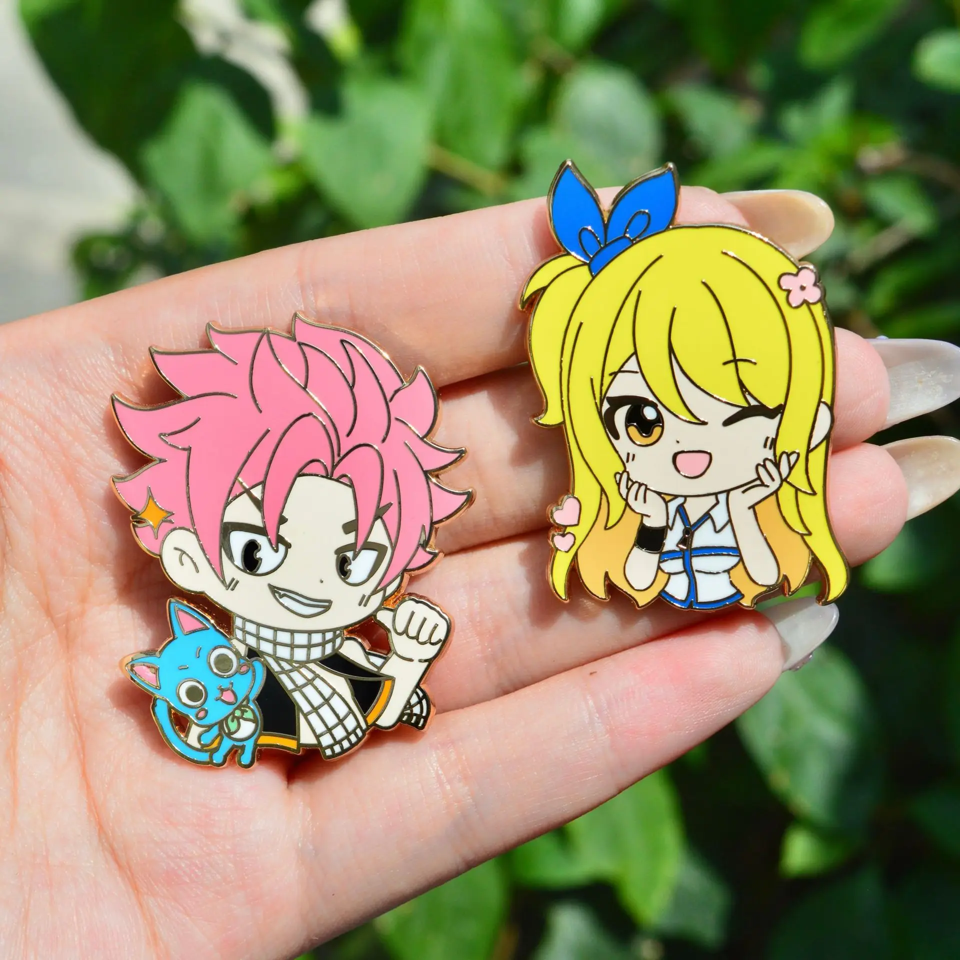 Значки и броши по аниме Fairy Tail: Кавайные значки Натсу и Люси, японские манга-броши для рюкзаков, одежды, лацканов, ACG, косплей, игрушки, декор