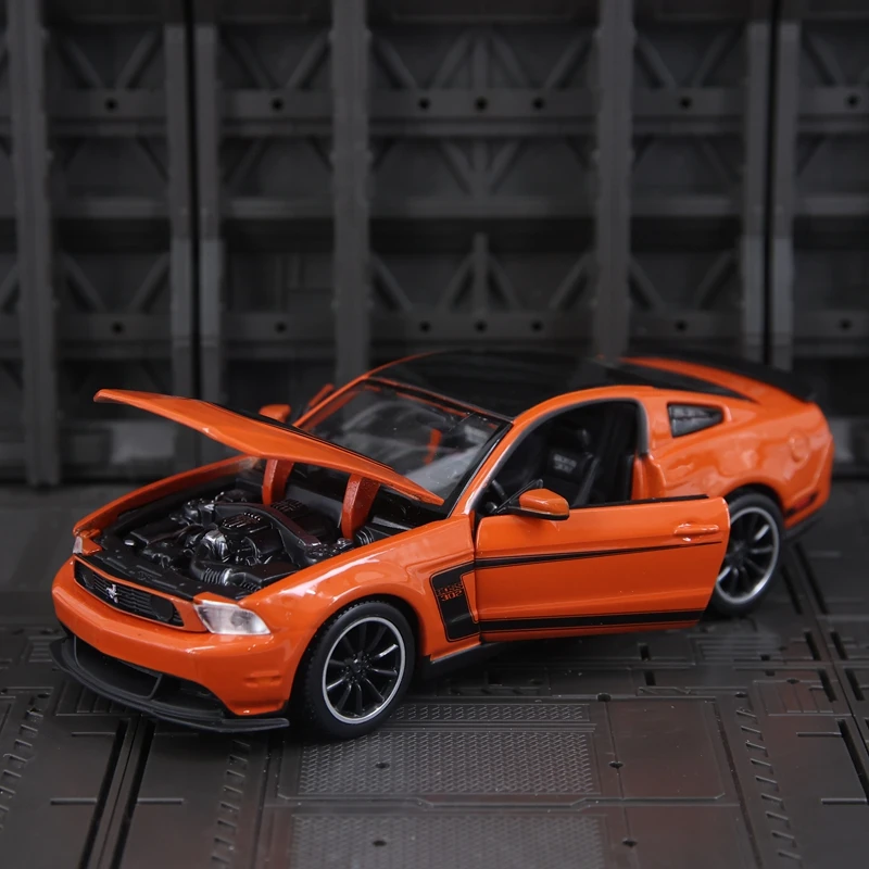Maisto 1:24 Simulation Ford Boss 302 Alloy Car Model Supercar Doors and Hood Can Be Opened suitable for collection - view 4