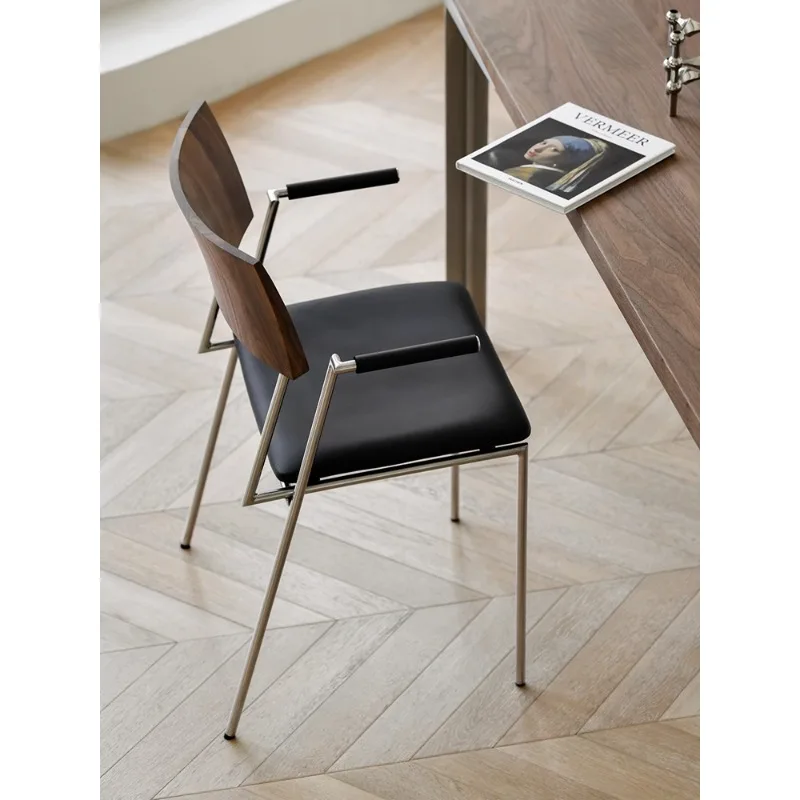 เก้าอี้ทานอาหารหนังสไตล์มินิมอลอิตาลี โครงไม้วอลนัทแท้ ขาเหล็กสแตนเลส